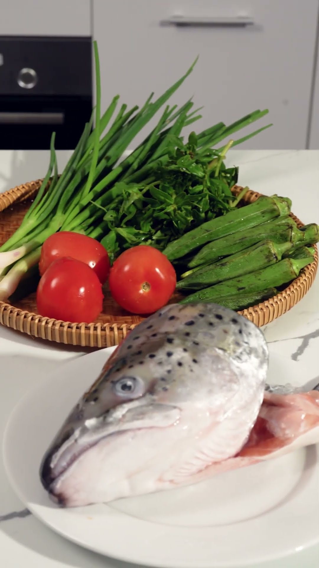 Nóng như này thử làm canh chua đầu cá hồi ngon đỉnh luôn ạ #taytakitchen #cahoi #salmon #gofood