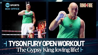 "USYK USYK USYK" 🤣🎤 | Tyson Fury RELAXED during public workout ahead of #FuryUsyk 🇸🇦 #RingOfFire