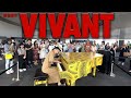 【VIVANT】まさかの大観衆に驚く外国人．．．都庁ストリートピアノで『VIVANTテーマソング』弾いてみた:w32:h24