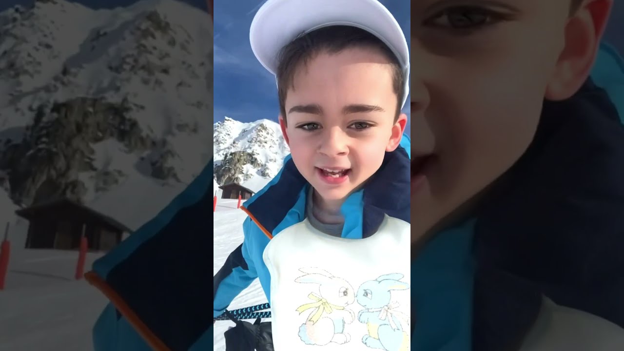 CET ENFANT ESSAYE DE SKIER Shorts Humour