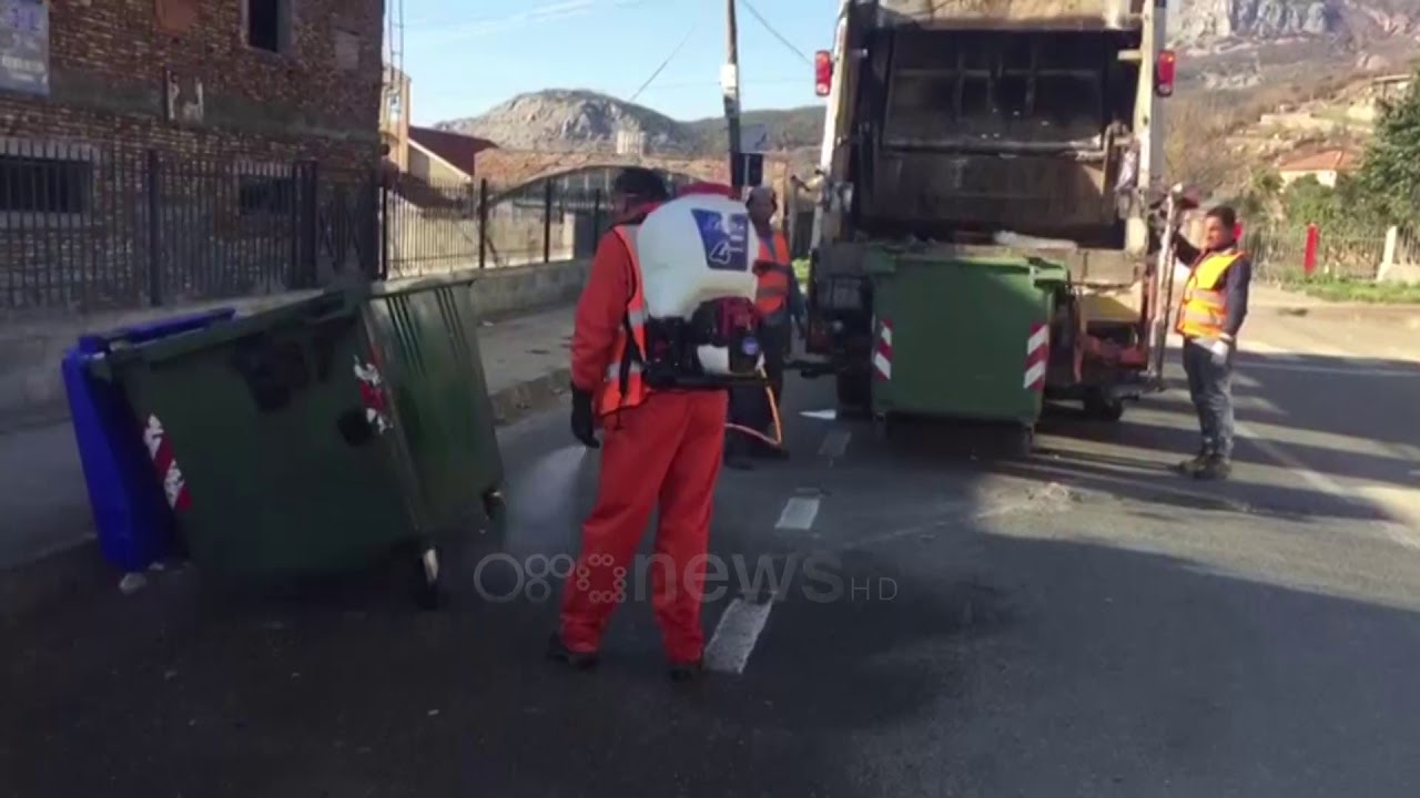 Ora News - Masat ndaj COVID-19, bashkitë e Pogradecit dhe Lezhës dezinfektojnë ambientet publike