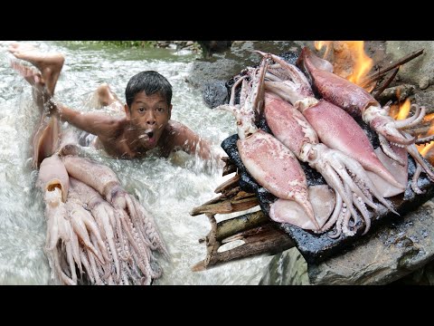 Primitive Technology - Kmeng Prey - Wow Meet Squid InThe Water Take Cooking