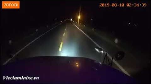 Khoảng khắc tài xế container buồn ngủ lao thẳng xuống ruộng