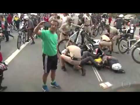 Policiais caem durante o revezamento da Tocha Olímpica em Osasco 21 07 2016