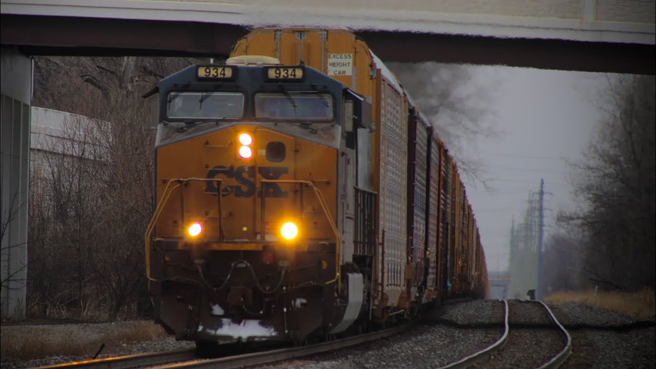 CSX M275 passes Berea at CP 21 with friendly crew!