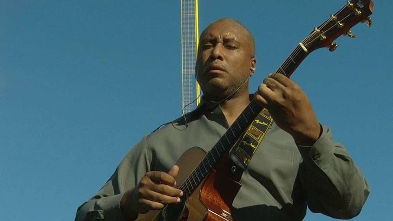 Bernie Williams Gave Up Baseball to Become a Musician - FanBuzz