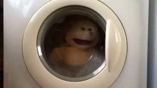 Erik Living Puppet gaat in bad (de wasmachine)