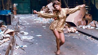 超美脚の女性が身体を揺らしてファンキーダンス！映画『パトニー・スウォープ』劇中CM映像
