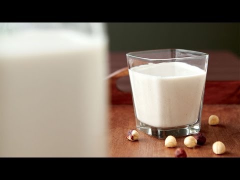 homemade-hazelnut-oat-milk-|-alive.com