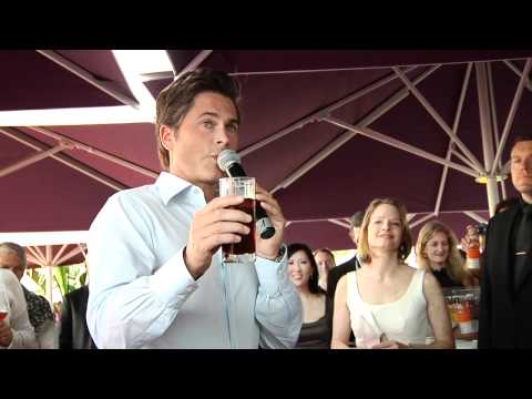 rob lowe and janice min toasting jodie foster at h...