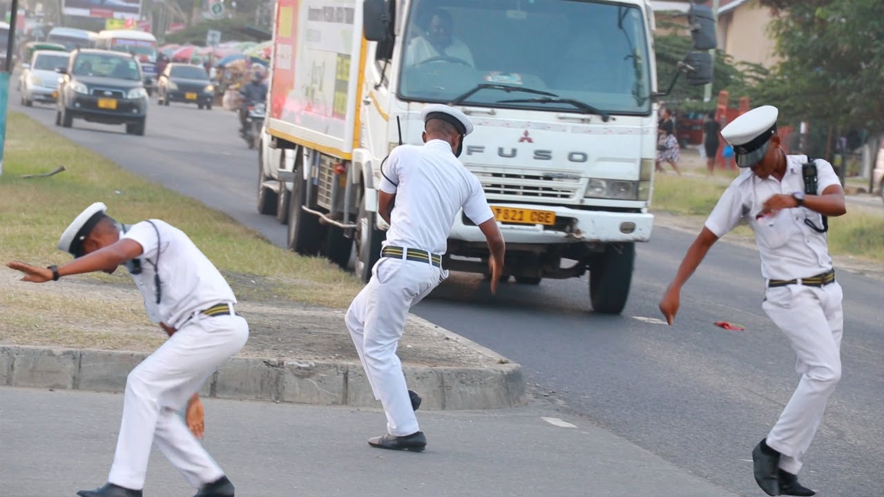 Kutana na Askari mwenye Mbwembwe balaa Barabarani akiwa kazini Ni vituko Mwanzo Mwisho Utampenda