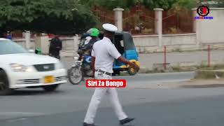 Kutana na Askari mwenye Mbwembwe balaa Barabarani akiwa kazini, Ni vituko Mwanzo Mwisho, Utampenda!
