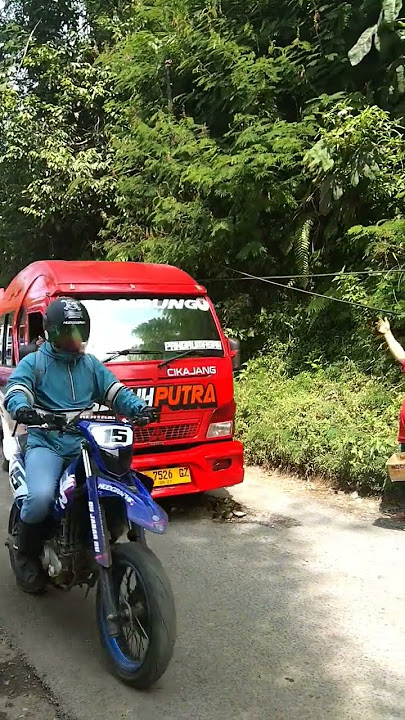 Si merah melintas di jalan Raya Banjarwangi Garut JawaBarat #thomasarya #automobile #viralvideo