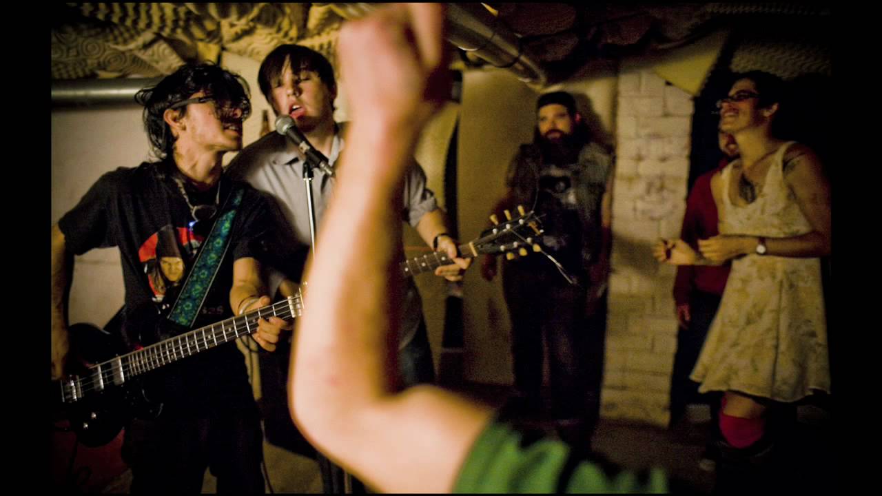 Ver Scheming Day to Day: Musician from West Virginia farm finds "excitement" in Athens en YouTube Ver Scheming Day to Day: Musician from West Virginia farm finds "excitement" in Athens en YouTube