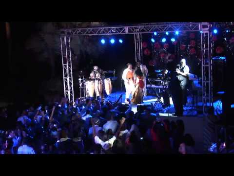 Ethiopian singer Yehunie Belay performing at Alem ...