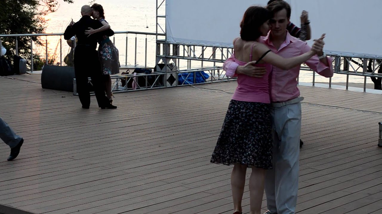 Танго на верхней площадке Спортивной набережной