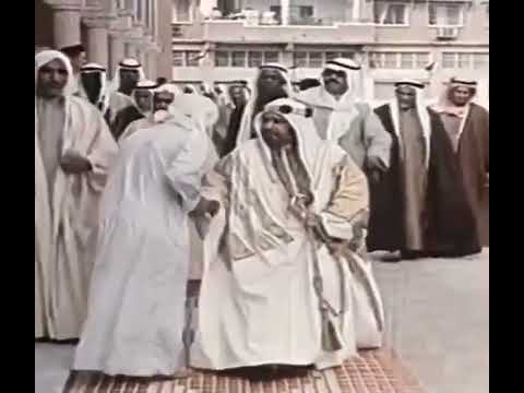 سمو الأمير عيسى بن سلمان آل خليفة طيب الله ثراه يصلي بجامع الفاضل نهاية السبعينات