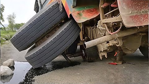Dangerous Overload Accident! Truck Axle Breaks & Mechanics Repair on Highway