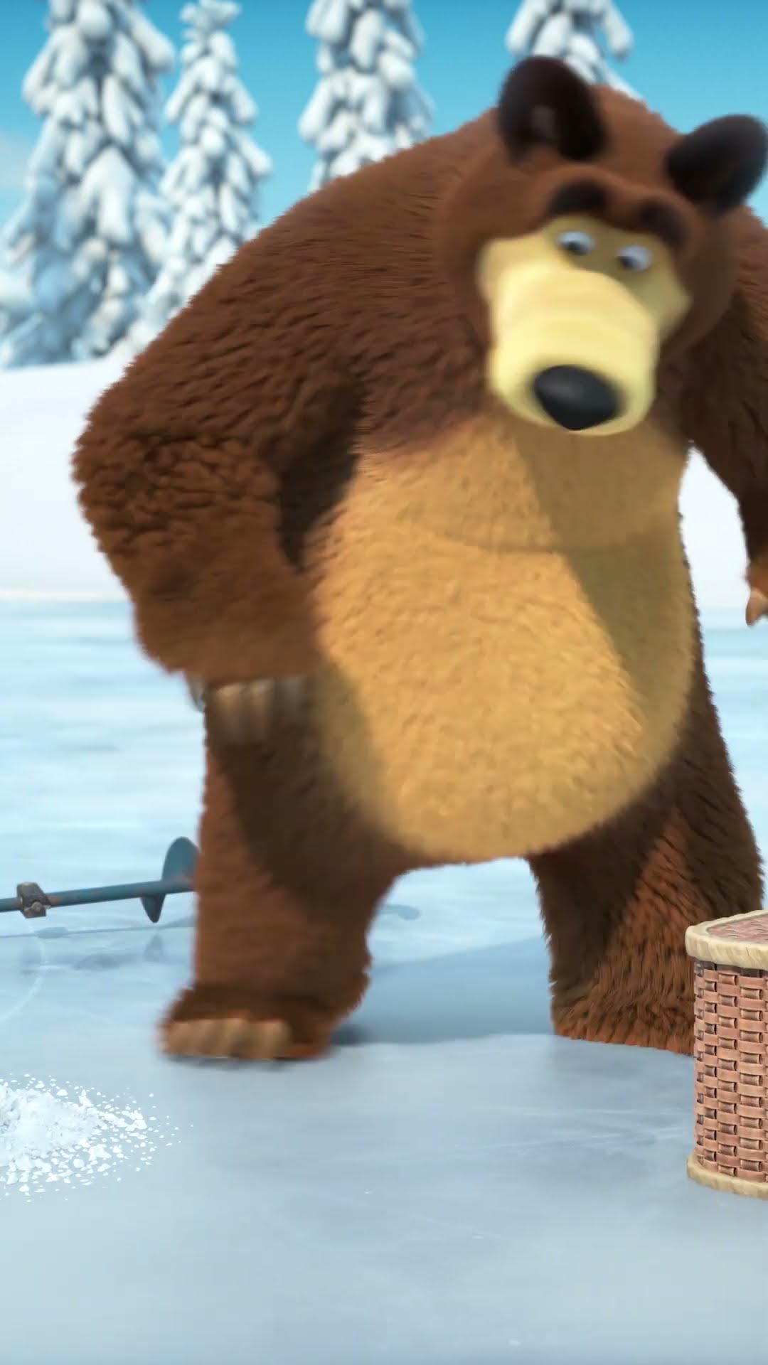 Esperando la captura ❄️? #Shorts #mashabear #mashaoso #niños #trailer #shortsfeed