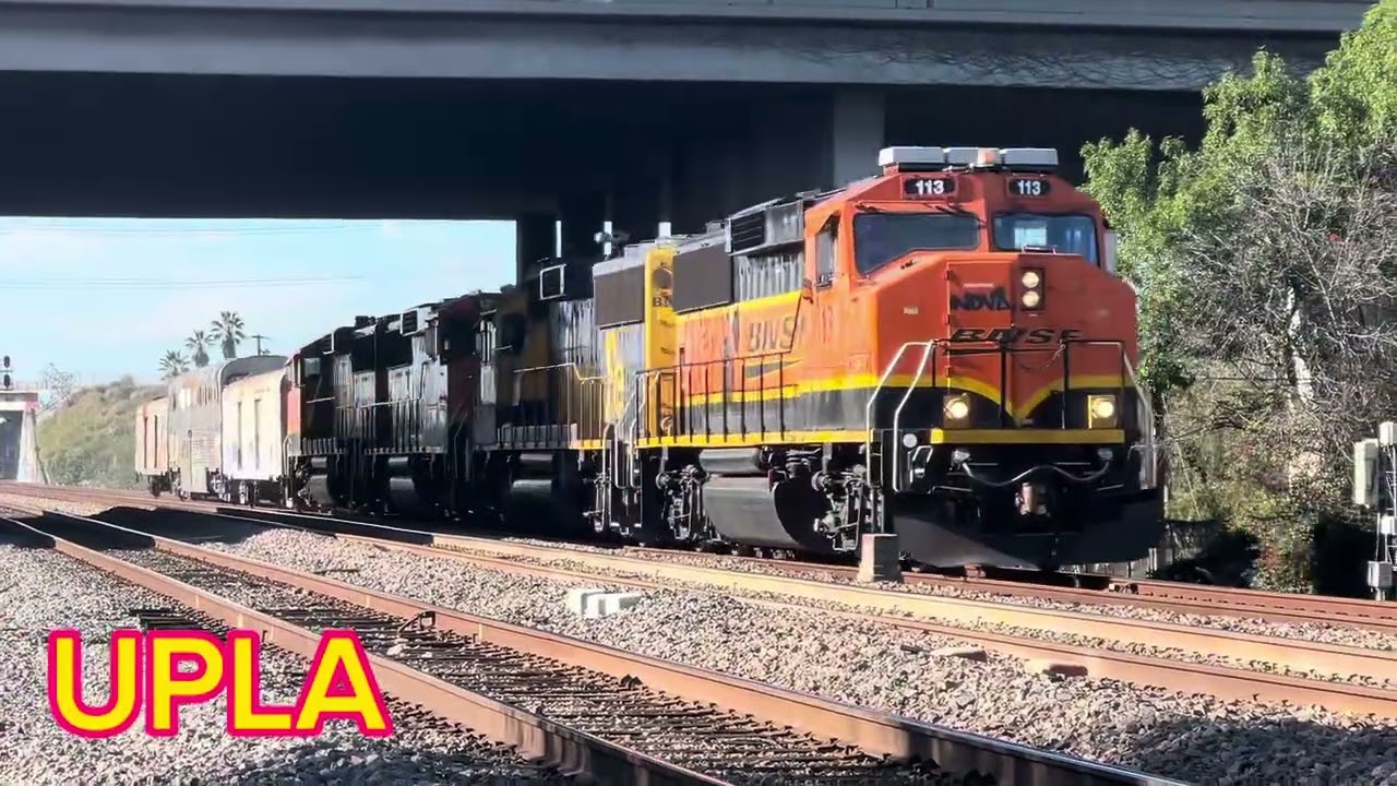 EXTREMELY RARE BNSF EQUIPMENT MOVE WITH DAMAGED PRIVATE CARS AT PIONEER BLVD SANTA FE GP60 TRAILS!!!