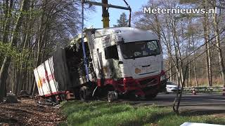 Vrachtwagen Met Fruit Botst Op Boom A28 Bijj Spier