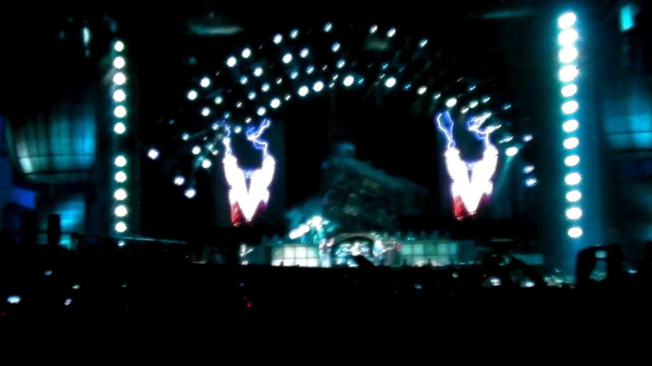 AC/DC-Live Bucharest-Thunderstruck - YouTube