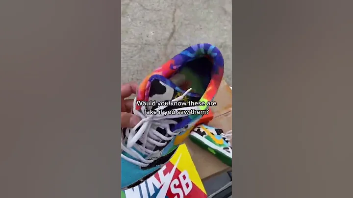 HE TRIED TO SELL ME FAKE CHUNKY DUNKIES!! *FAKES AT SNEAKERCON* #shorts