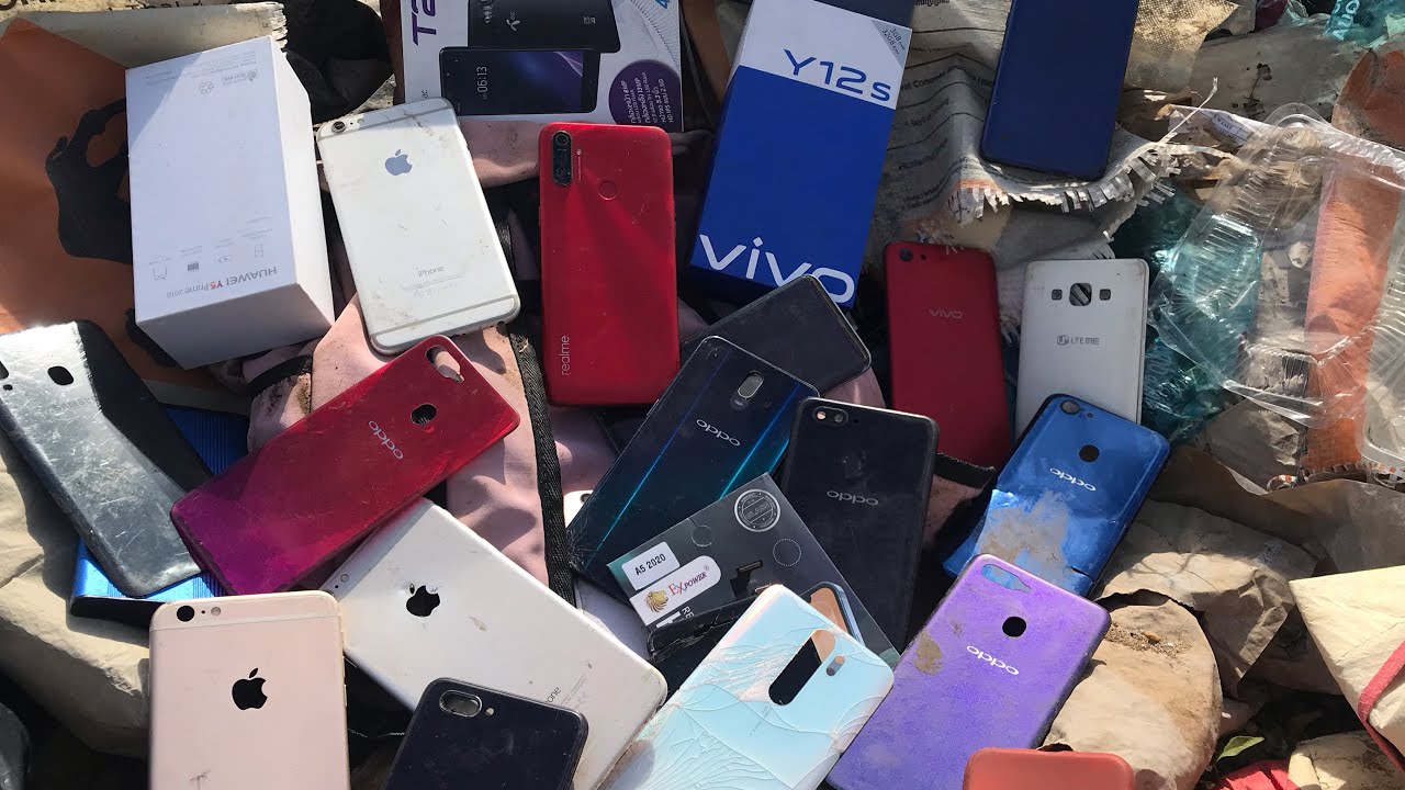 Riding a motorcycle looking for old phone abandoned in the trash found realme restore a broken phone