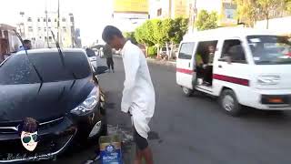 يمثل على انه مجنون في شوارع صنعاء??