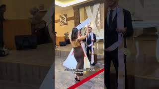 Evlenen Arkadaşının Düğününde "İadesi Yoktur, Yeni Sahibine Hayırlı Olsun" Pankartı Açtı