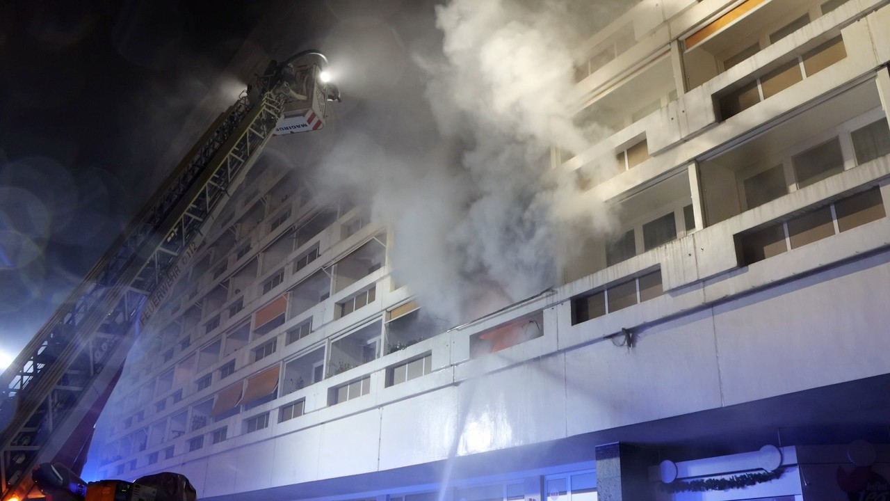 Brand in der Silvesternacht: Passanten retten Bewohnerin aus brennender Wohnung - MANV ausgelöst