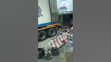 hai xe container tông nhau kinh hoàng