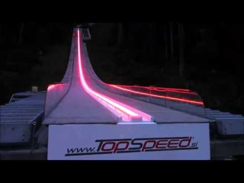 Skispringen: Beleuchtete Anlaufspur