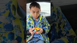 Giovanni is learning to be a Rubik&#39;s SpeedCuber