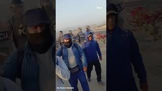 Denuncian que policías golpean y detienen a trabajadores que protestan contra empresa chilena