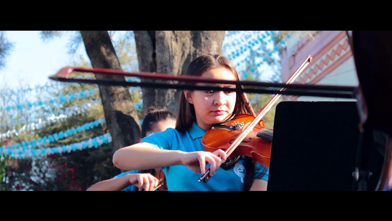 Orquesta en la Plaza San Cristóbal liderazgo tipos