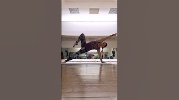 Side Plank 🌸 #sideplank #yogastrong #yoga #wriststrength #planks