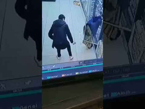 شاب رصدته كاميرات المراقبة في أحد المحلات التجارية وهو يقوم بأفعال مخلة بالأدب ويصور النساء