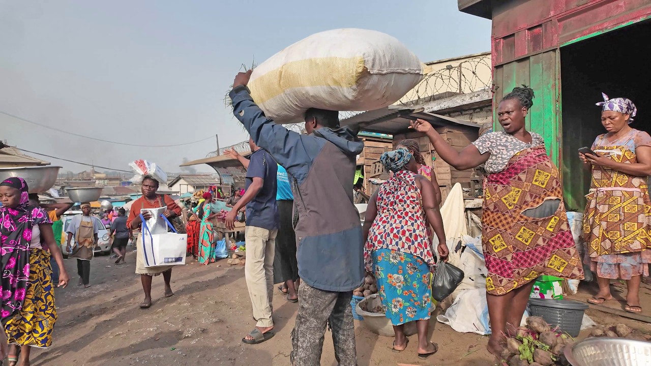 WALK IN LOCAL MARKET IN GHANA ACCRA, AFRICA