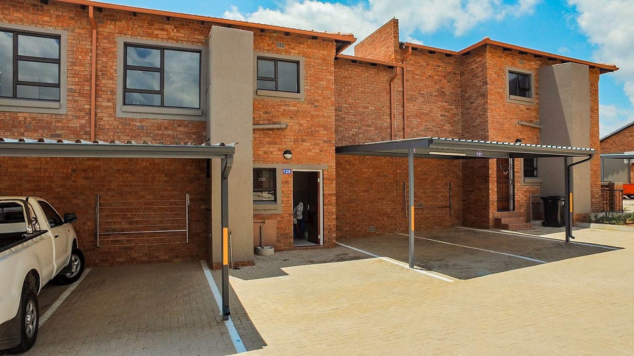 3 Bedroom Duplex for sale in Gauteng Johannesburg Roodepoort