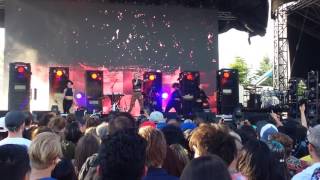 Grimes - "World Princess, Pt. 2" live at Bestival Toronto 2016