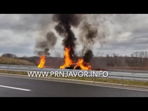 Vozilo u plamenu na autoputu Prnjavor-Doboj