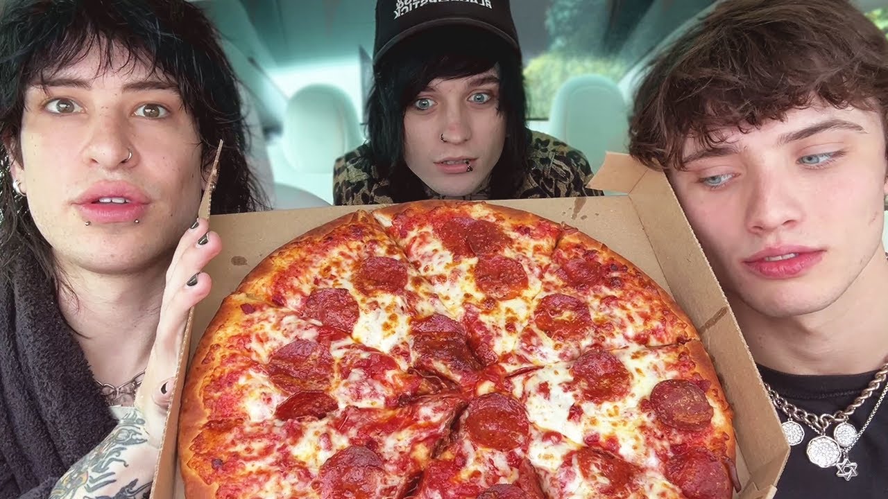 Trying 7-Eleven Pizza w/ Johnnie & Carrington (Full Stream)