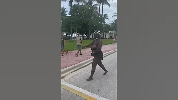 Grandpa Races Strangers on The Beach for $1000