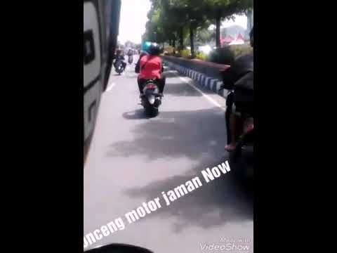 Bonceng motor jaman Now.[fokuslah sama yg memboceng pakai baju merah]