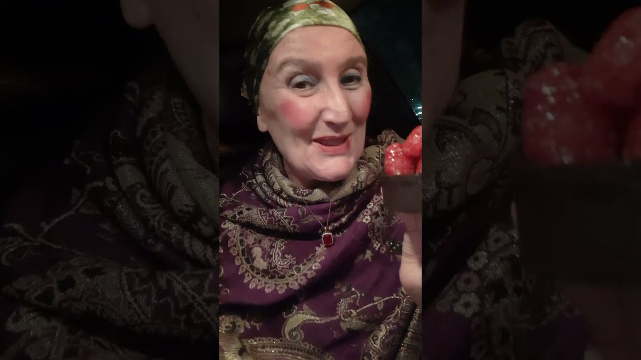 Наслаждаюсь мини-шоколадным малиновым пирогом из Whole Foods, ASMR — bloomlikearose