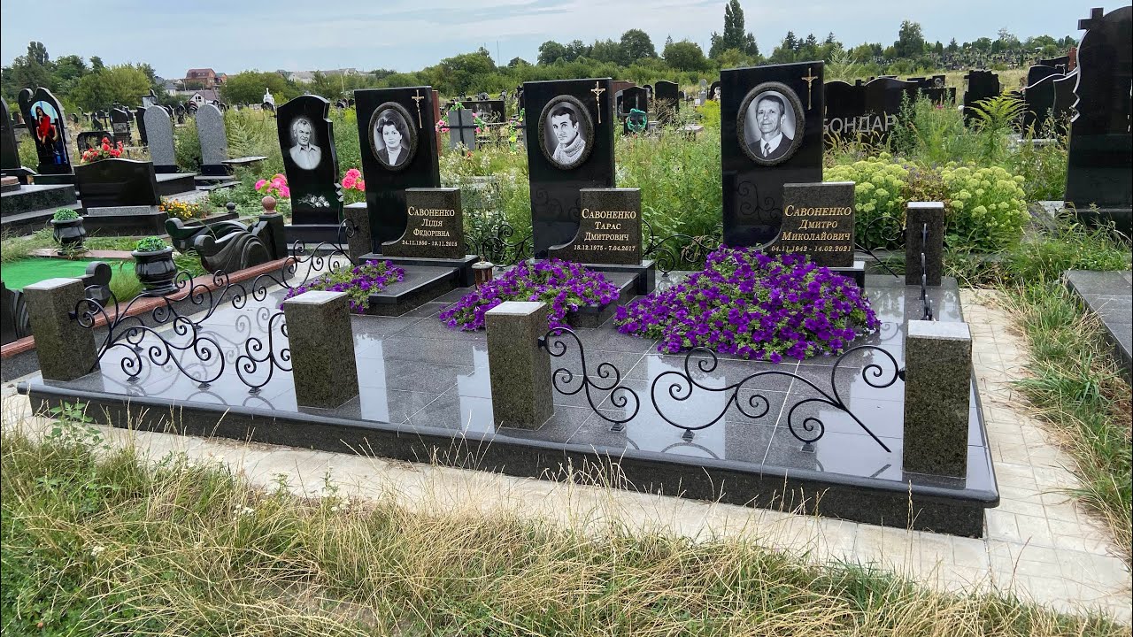 Гранитный мемориальный комплекс на троих человек | Гранітний меморіальний комплекс на трьох чоловік