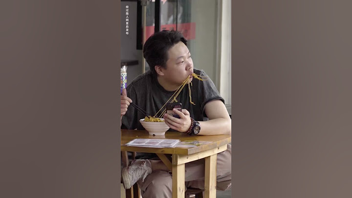 配音整蠱路邊攤帥哥，帥哥吃麵發出搞笑聲音，都要笑出眼淚了！