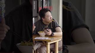 Thumbnail for 配音整蠱路邊攤帥哥,帥哥吃麵發出搞笑聲音,都要笑出眼淚了!