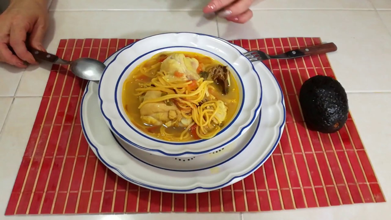 Muslos de Pollo guisados con Fideos